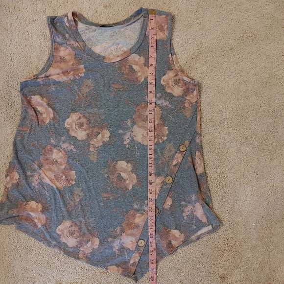 Jodifil gray faded floral button detail V tank L - Picture 10 of 11